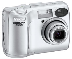 Máquina digital Nikon Coolpix 4600 - Diagonal - Cortesia da Canon, editada pelo Câmera versus Câmera